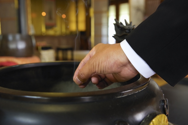 焼香している男性