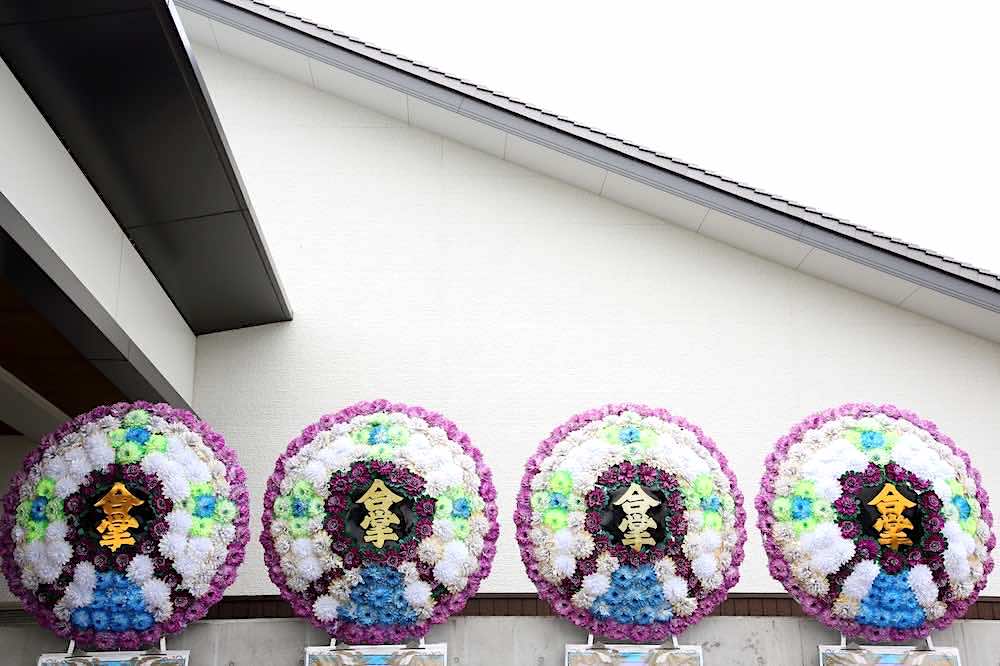 葬儀場の花輪