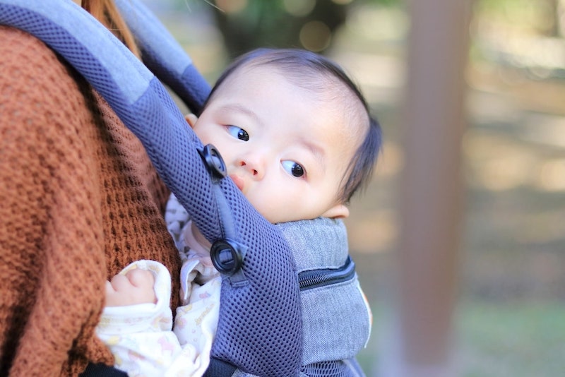 抱っこひもと赤ちゃん