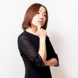 葬儀に出られない女性