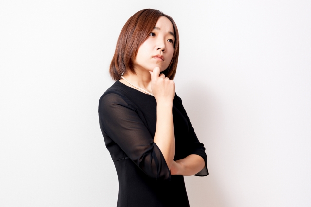 葬儀に出られない女性