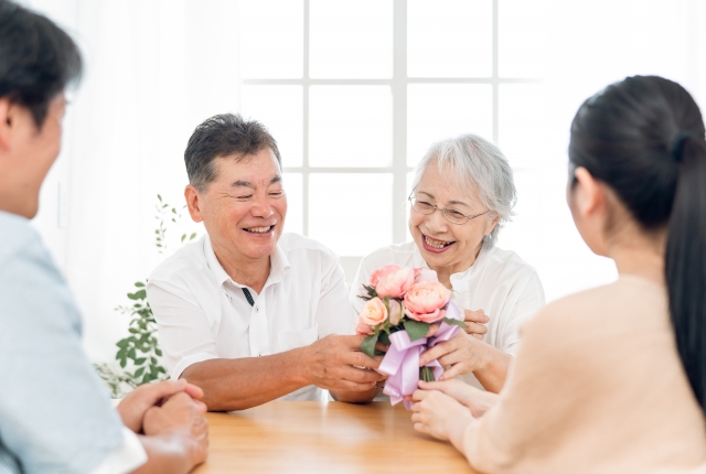 家族と楽しむ老夫婦