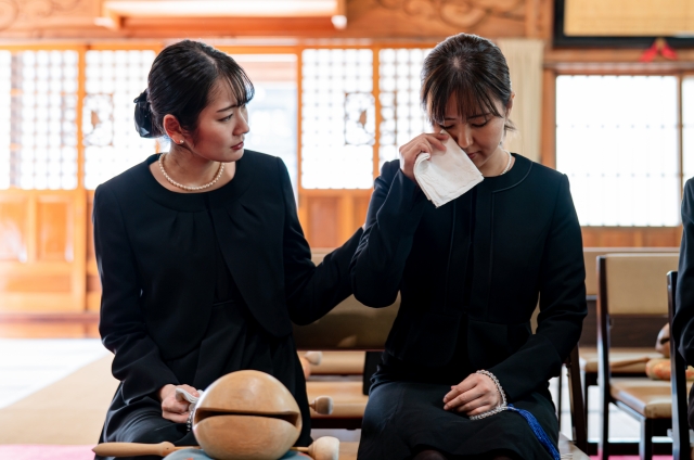 お悔やみの言葉をかける女性