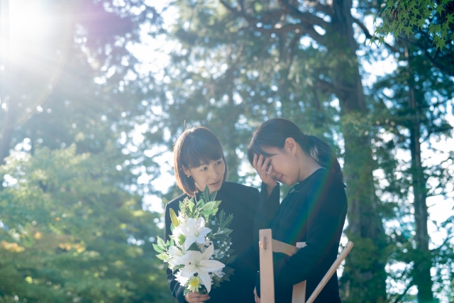 友達にお悔やみの言葉をかける女性