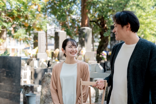 墓参りをする男女