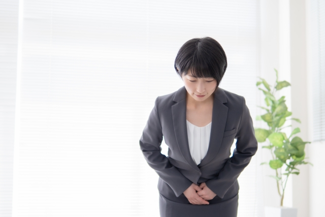 頭を下げる女性
