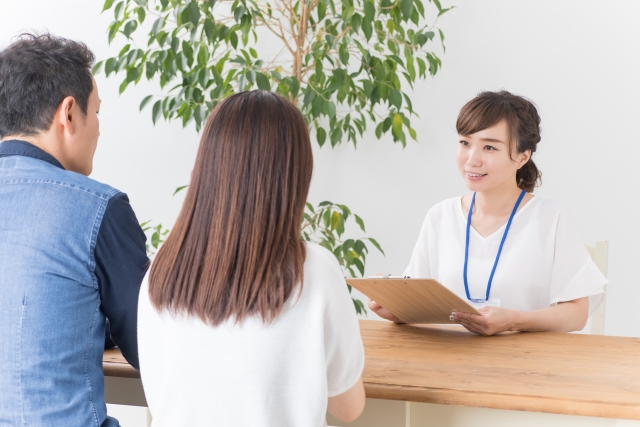 窓口で相談する夫婦
