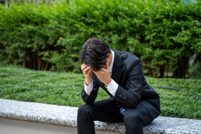 落ち込む男性