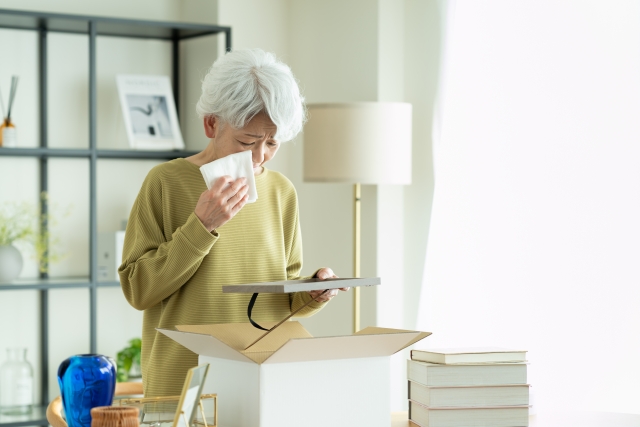 遺品整理をする女性