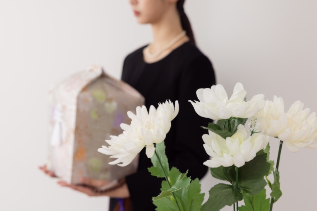 遺骨を持つ女性
