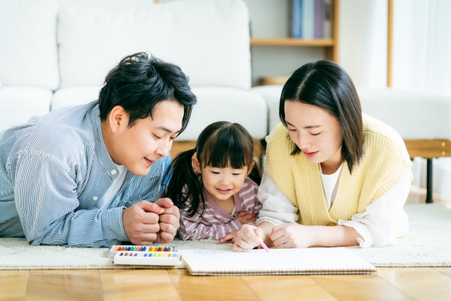 リビングで過ごす家族