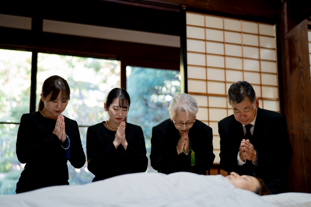 家族葬では事前に周囲へ訃報連絡すべきか？