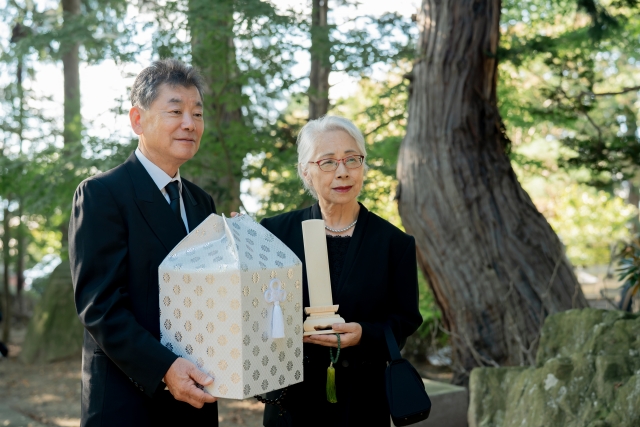 納骨を行う夫婦