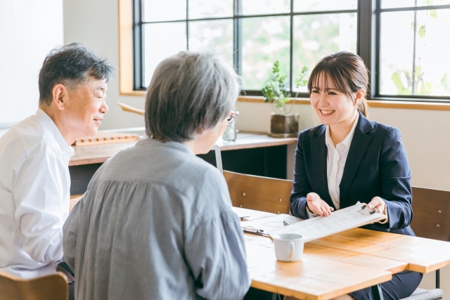 スタッフに相談する夫婦
