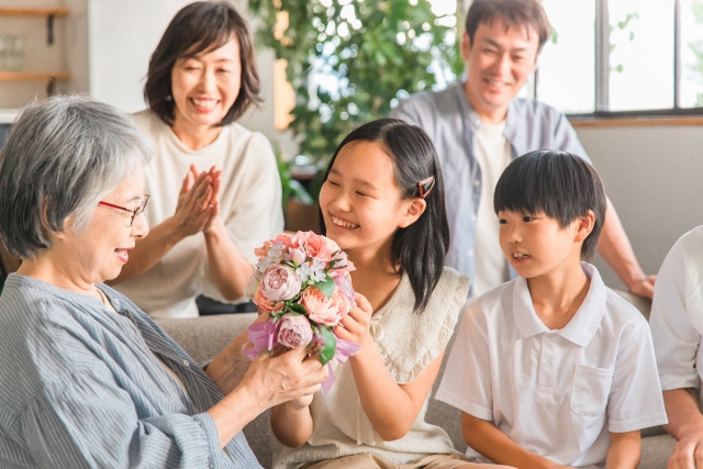 花束をもらう女性