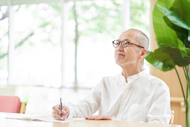 文章を書く男性
