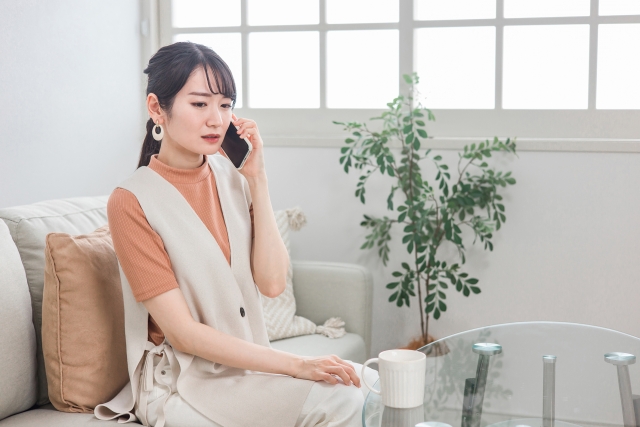 電話をかける女性