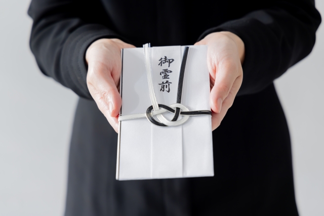 香典を渡す人