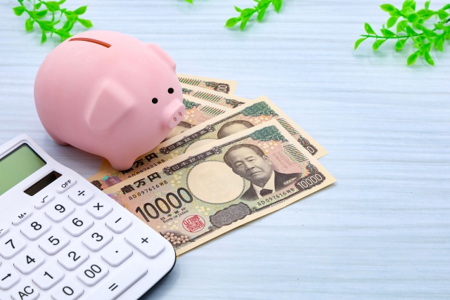 貯金箱とお金と電卓