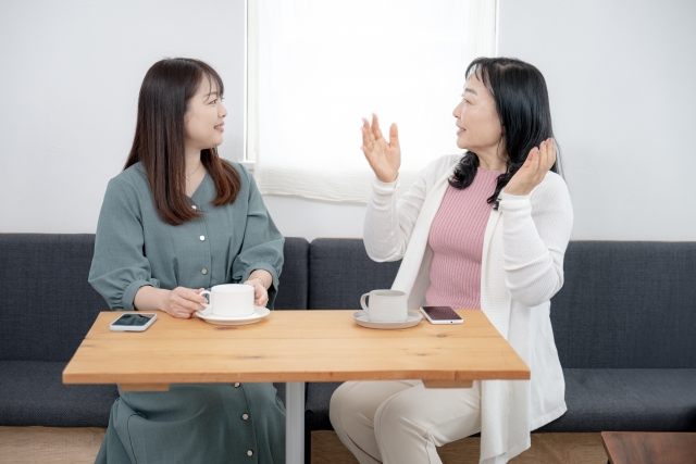 会話する親子