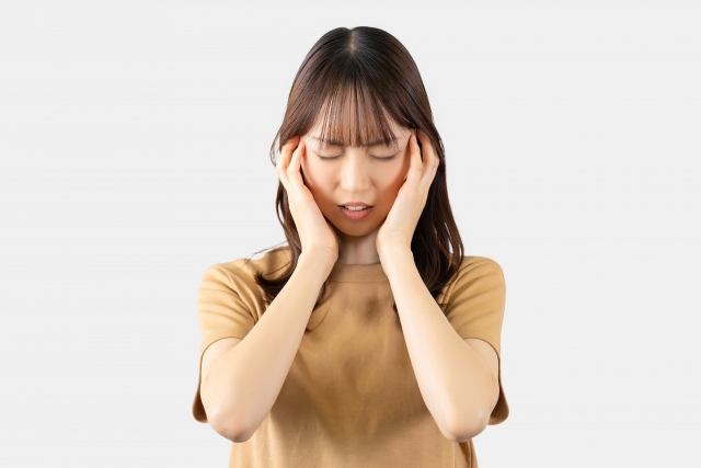 頭を抱える女性