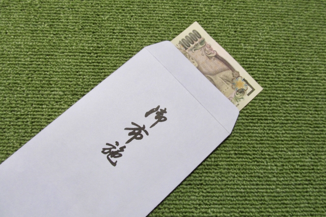 お布施を入れた白い封筒