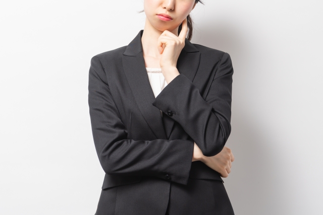 悩む女性