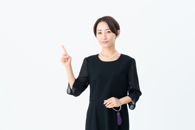 指差しする女性