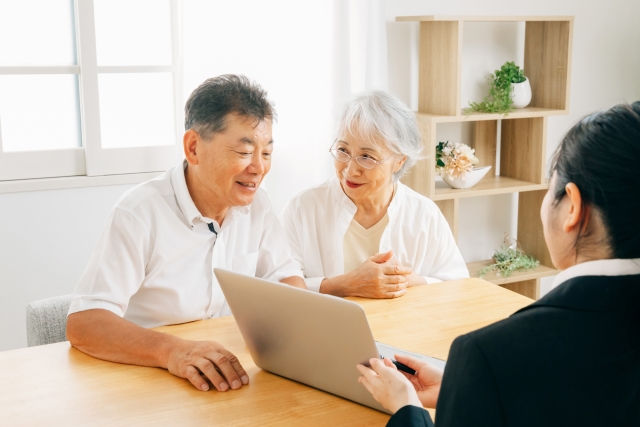 説明を受けるシニア夫婦
