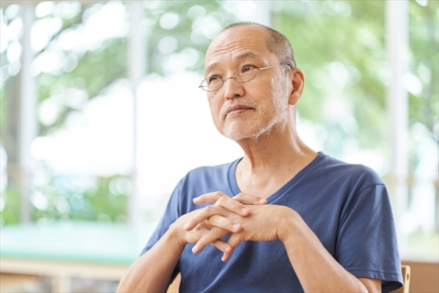 考え事をする男性