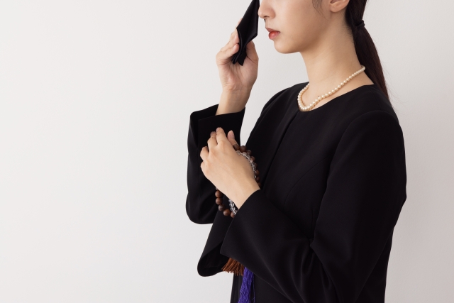 喪服の女性