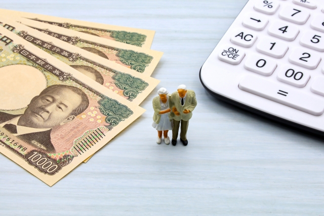 シニア夫婦と現金