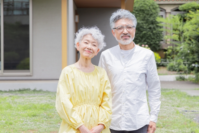 笑顔のシニア夫婦