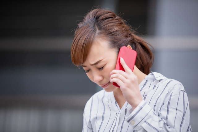 電話をかける女性