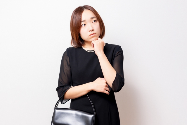 喪服の女性