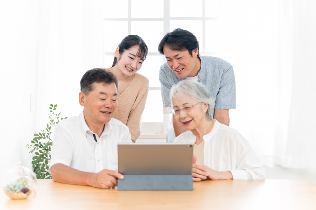 話し合う家族