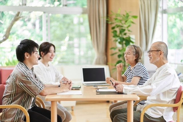 話し合う家族