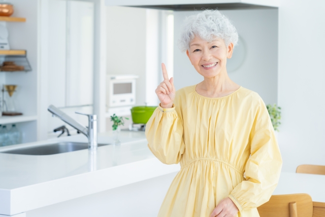 笑顔のシニア女性