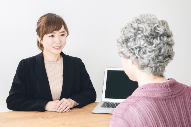 相談するシニア女性